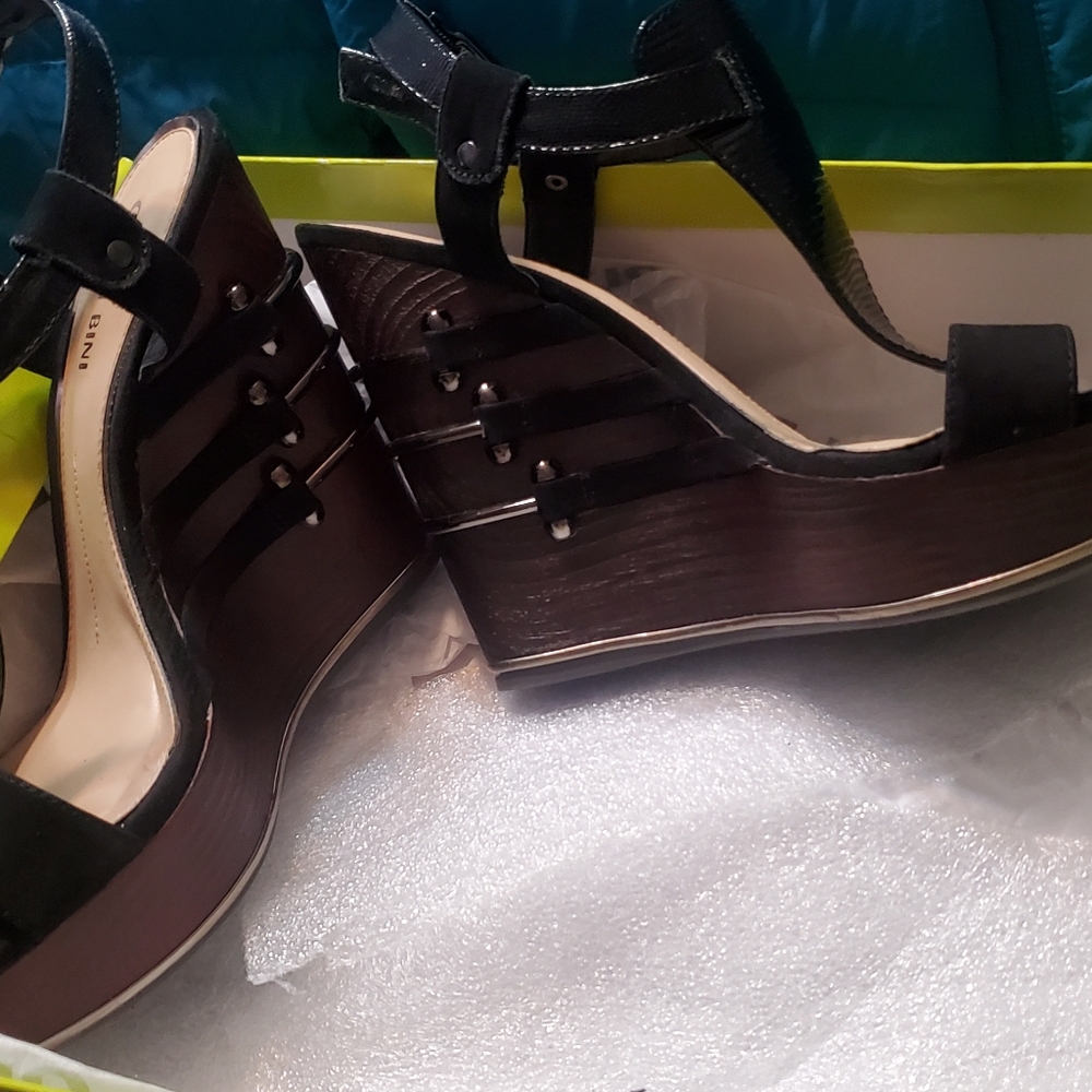 Sz 8 Black Wedges